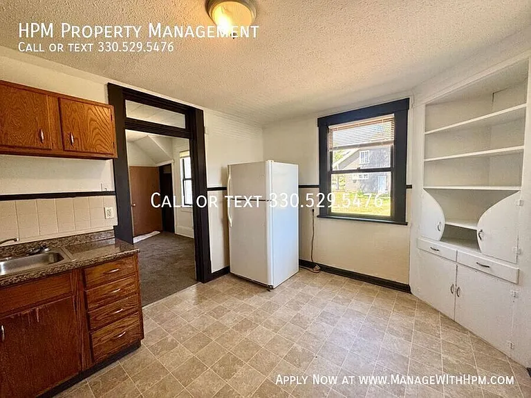 1538 Woodland Ave NW — Photo 6