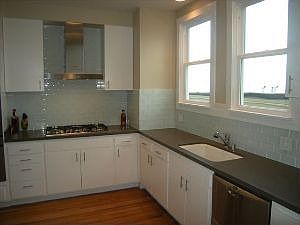 :: 2050 Leavenworth Street