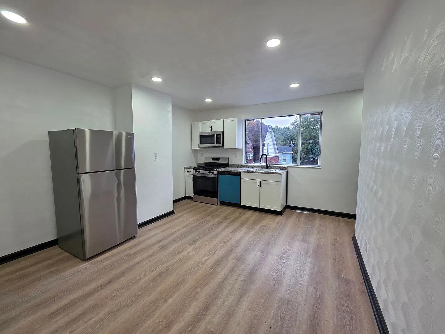 Updated 3 bedroom 1 bath house located in the S. Side — Photo 1