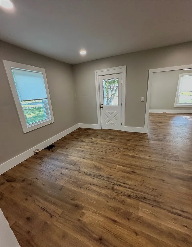 3 bed, 1.0 bath, 2446 sqft, $1,475 — Photo 2