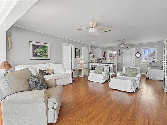 3rd image of 322 Pineda St