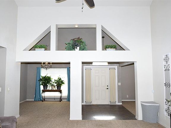 5th image of 300 Club House Dr