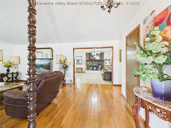 3rd image of 204 Shawnee Est