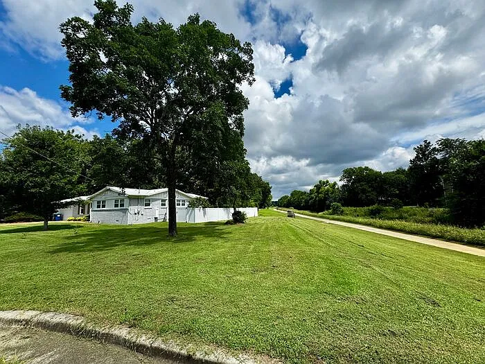 4 bed, 2.0 bath, 1600 sqft, $1,995 — Photo 3