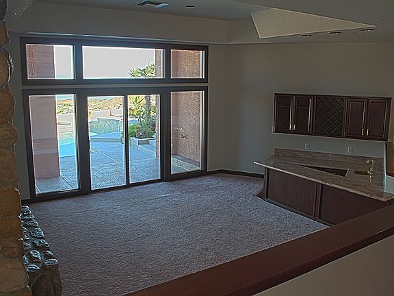 Family room,wet bar,fireplac