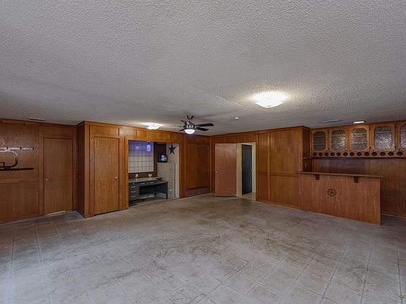 Living area 1 with bar and desk nook