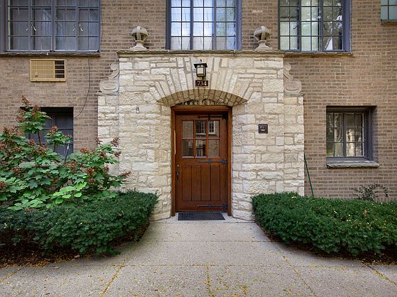 2nd image of 734 Noyes St APT O2