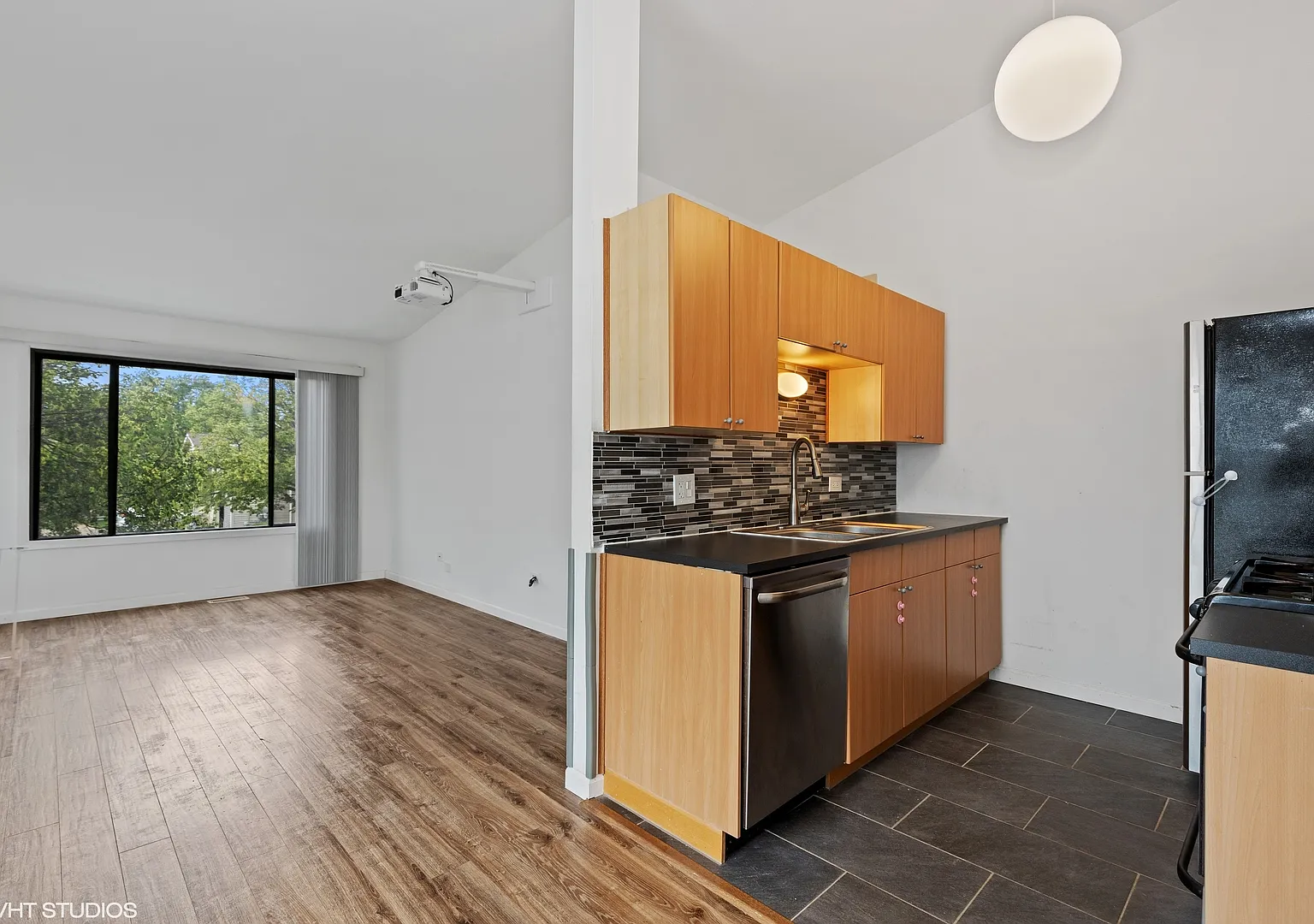 3 bed, 1125 sqft, $2,500 — Photo 4