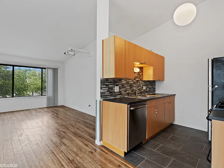 415 Tyler Ct #415 — Photo 4