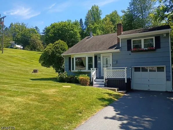 4 Adams Dr, Ogdensburg Boro, NJ 07439