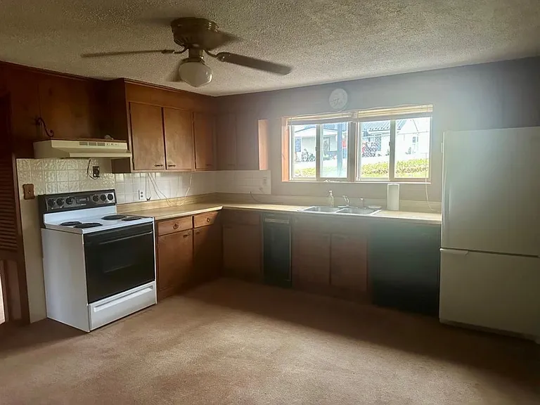 481 Hill St — Photo 3