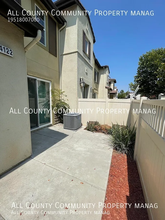 3 Bedroom 3 Bath TownHome for Rent in Temecula! — Photo 2
