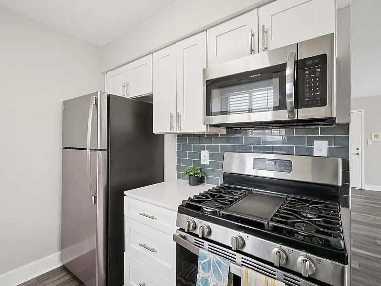 Cherry Hill Village Apartments - Dearborn Heights, MI — Photo 30