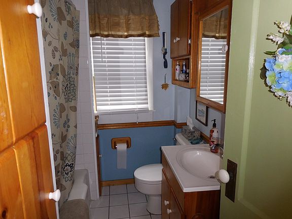 4th image of 64 Hulburt Ave