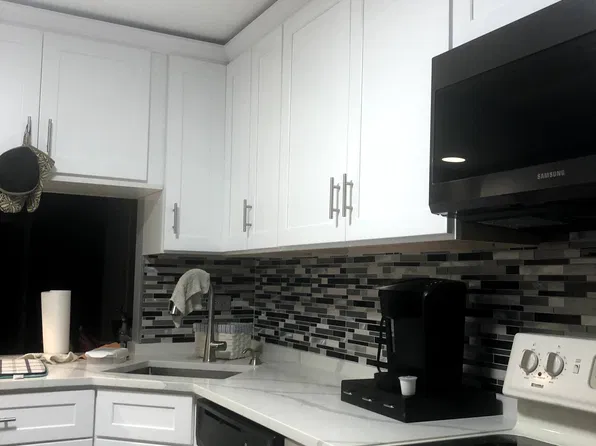 683 Daisy Ln APT 301, Roselle, IL 60172