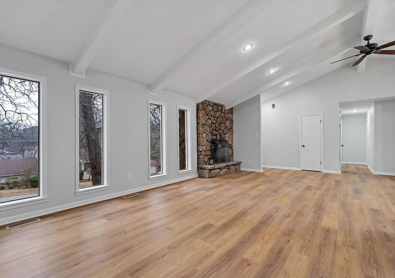 Spacious 3 Bed / 3 Bath Home in Valley View School District! — Photo 3