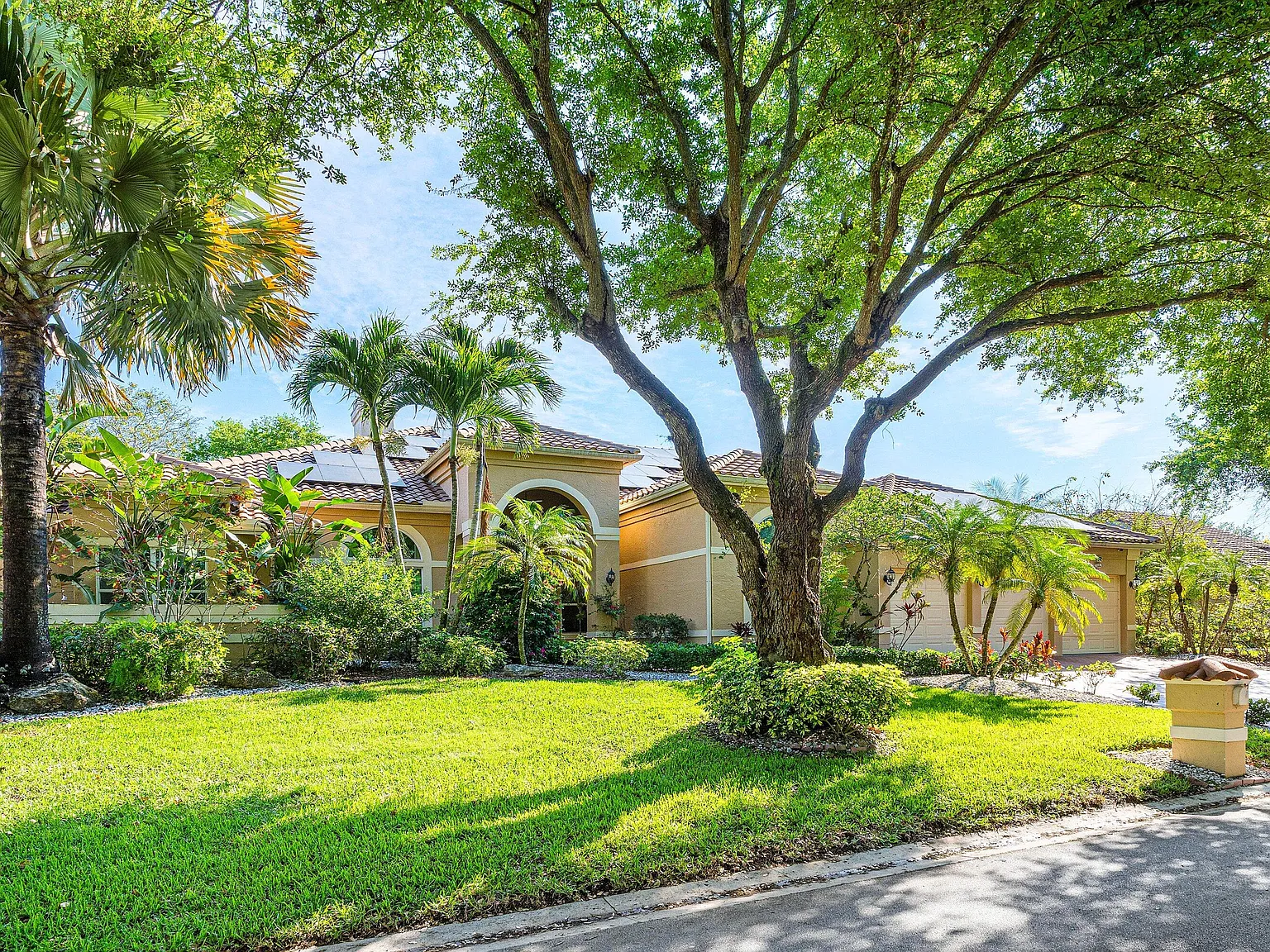 5 bed, 6.0 bath, 5543 sqft, $10,000 — Photo 3