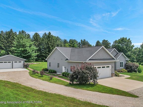 3rd image of 135 Branson Bay Dr