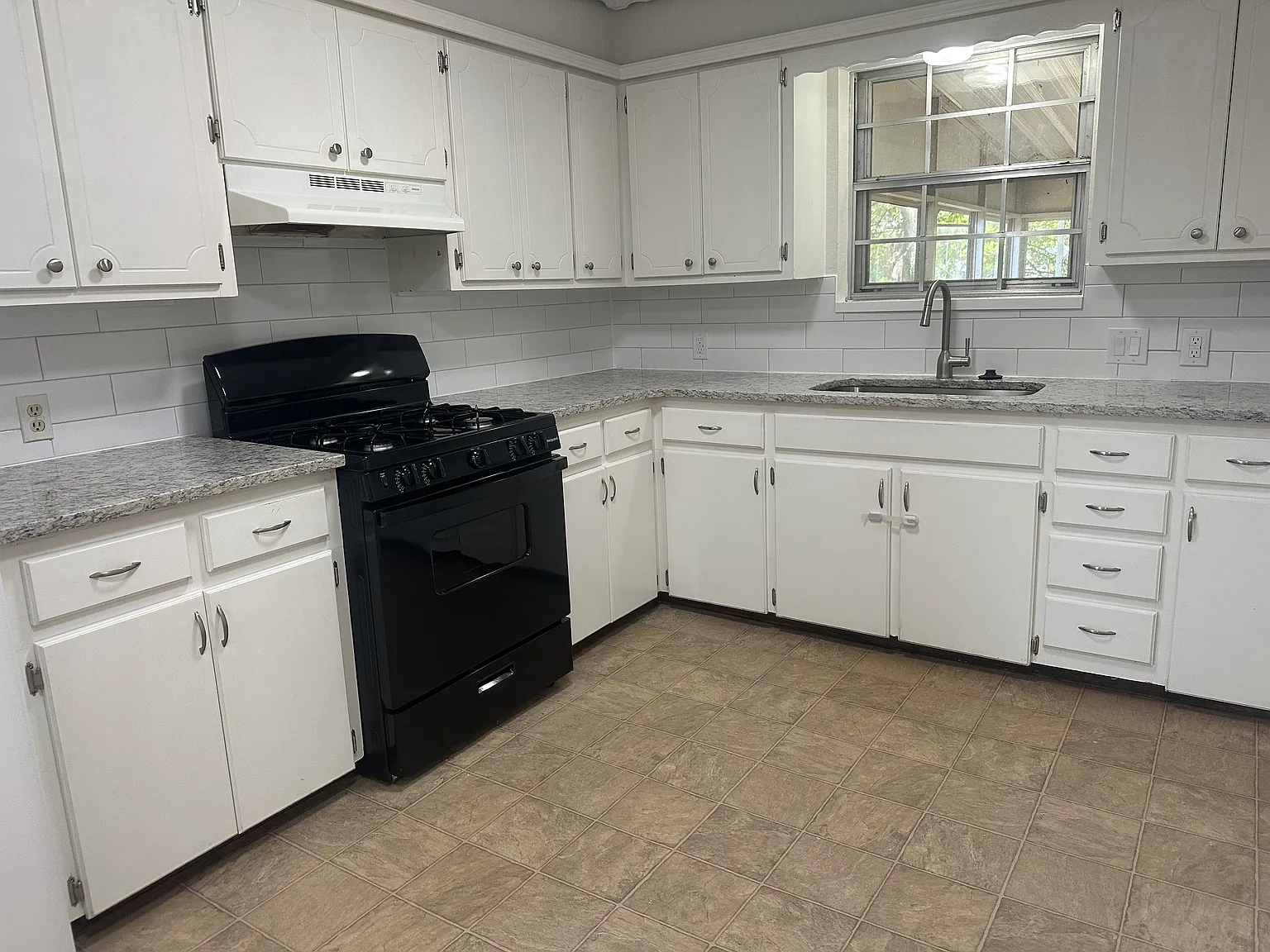 3 bed, 1.5 bath, 1100 sqft, $1,450 — Photo 2