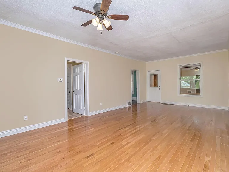 960 Pine Ave NW — Photo 4