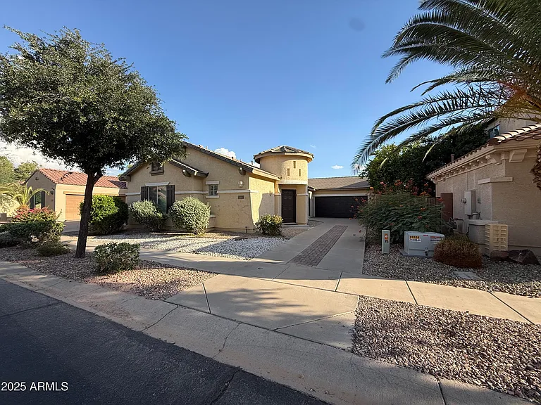 885 E Cherry Hills Dr — Photo 1