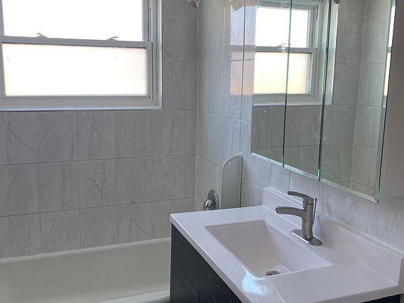 3rd image of 5704 N Oriole Ave APT 2A