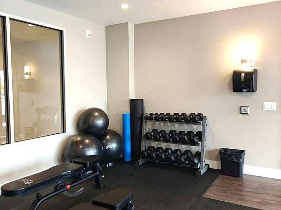 5th image of 716 Main St E #808