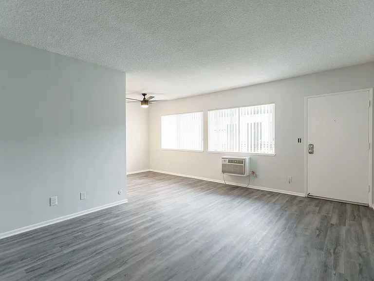 18400 Prairie Street — Photo 30