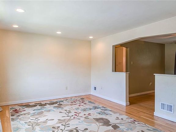 3rd image of 511 Rosewood Dr