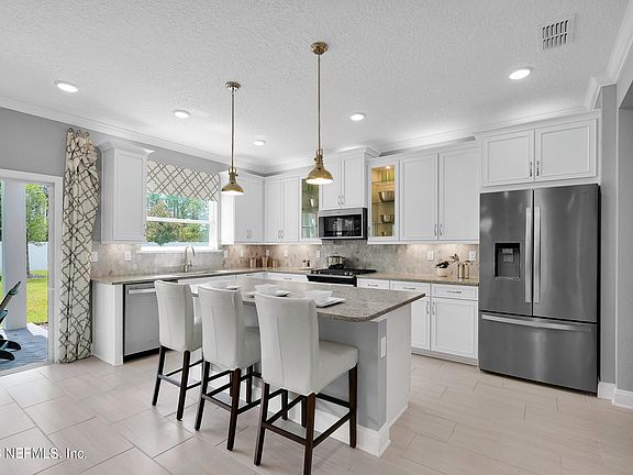3rd image of 43 LINDENWOOD Place