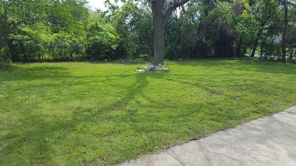 2nd image of 703 W Grove St