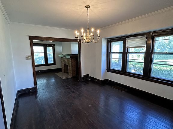 3rd image of 1071 Lakeview Rd