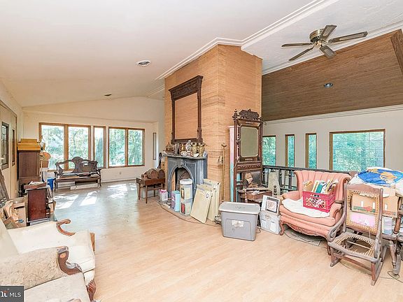 3rd image of 5539 Hillrise Ave