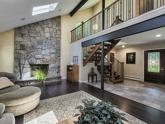 3rd image of 5 Hayes Hill Dr