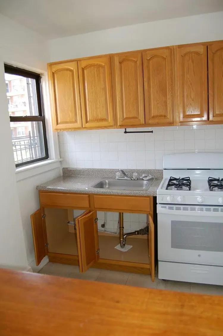 Warburton Ave, Yonkers — Photo 1