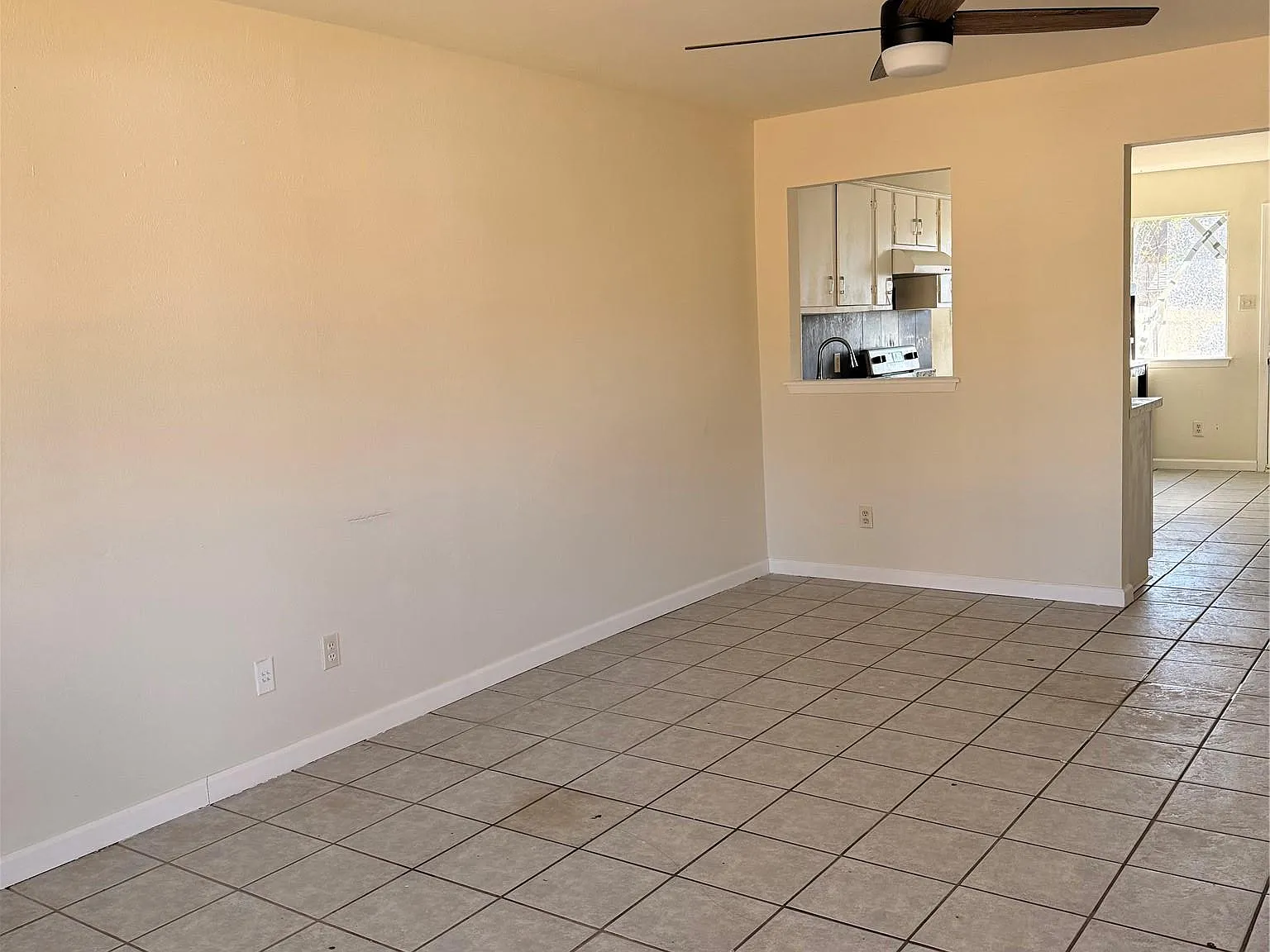 3 bed, 1.5 bath, 800 sqft, $1,300 — Photo 2