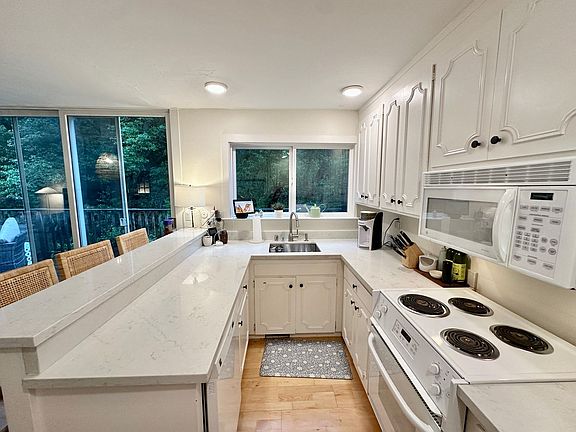 5th image of 332 Sausalito Blvd