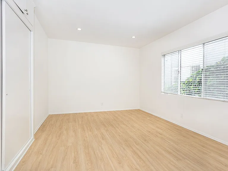 1041 S Wooster St — Photo 13