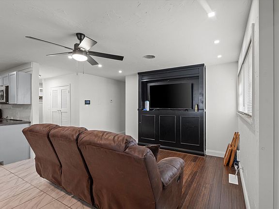 3rd image of 405 W 5th St