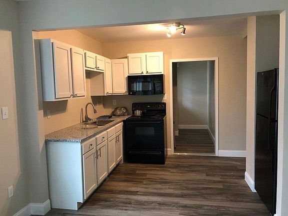 5th image of 2711 Woodbine Ave