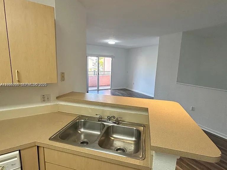 1002 Belmont Ln #1002 — Photo 6