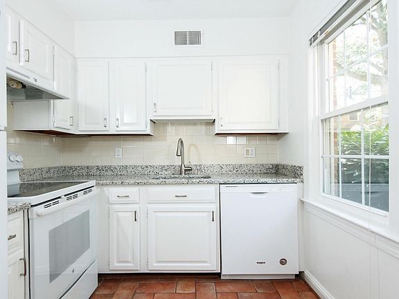 3rd image of 2501 Arlington Blvd APT 101