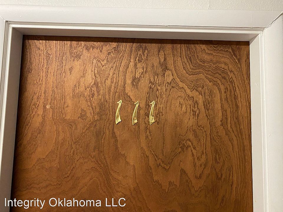 1st image of 3905 N Rockwell Ave APT 111
