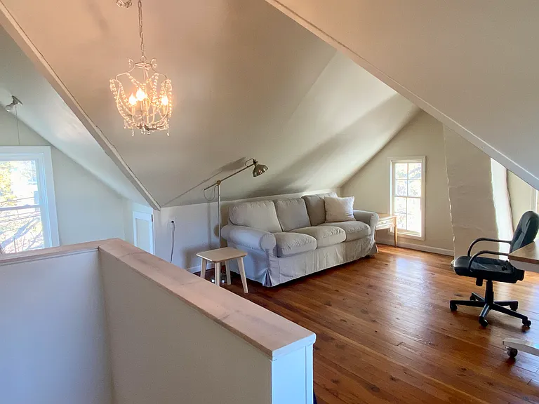 Bonus 3rd floor loft for work/living space