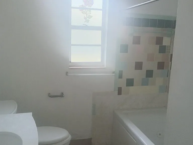 300 Joe Hilton St — Photo 5