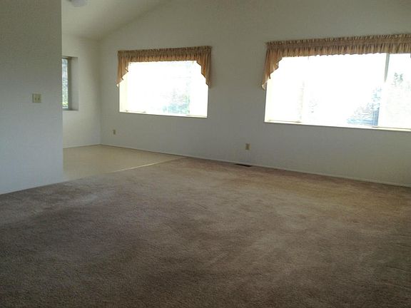 3rd image of 720 Skyline Dr