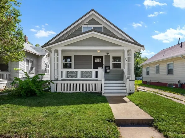814 Oakland Rd NE, Cedar Rapids, IA 52402