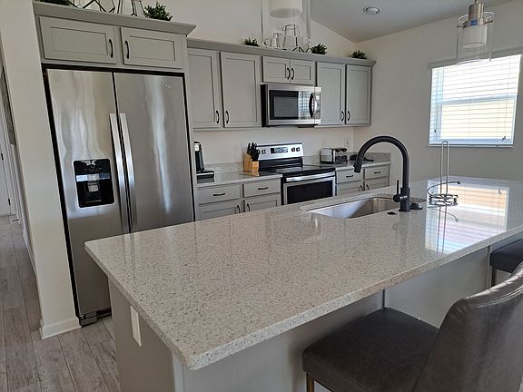 Nice size island in the kitchen.