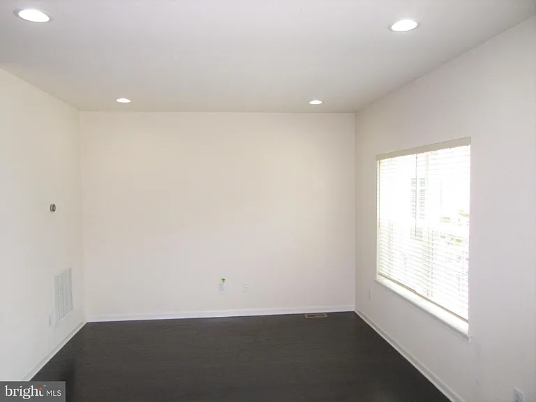 220 Jenny Dr — Photo 5