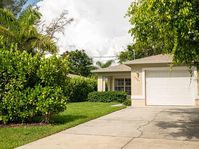2247 Pineland Ave — Photo 39